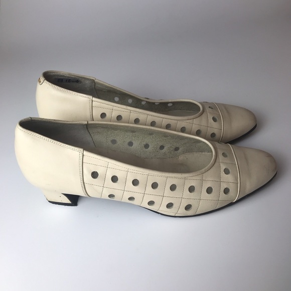 Vintage | White Leather Heels - Picture 4 of 4